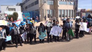 Estudiantes y docentes del colegio Fe y Ciencia protestan por la instalación de reductores de velocidad