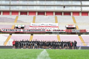 Perú y Uruguay se enfrentan en un partido clave por las Eliminatorias 2026. Conoce las alineaciones y el análisis del encuentro.