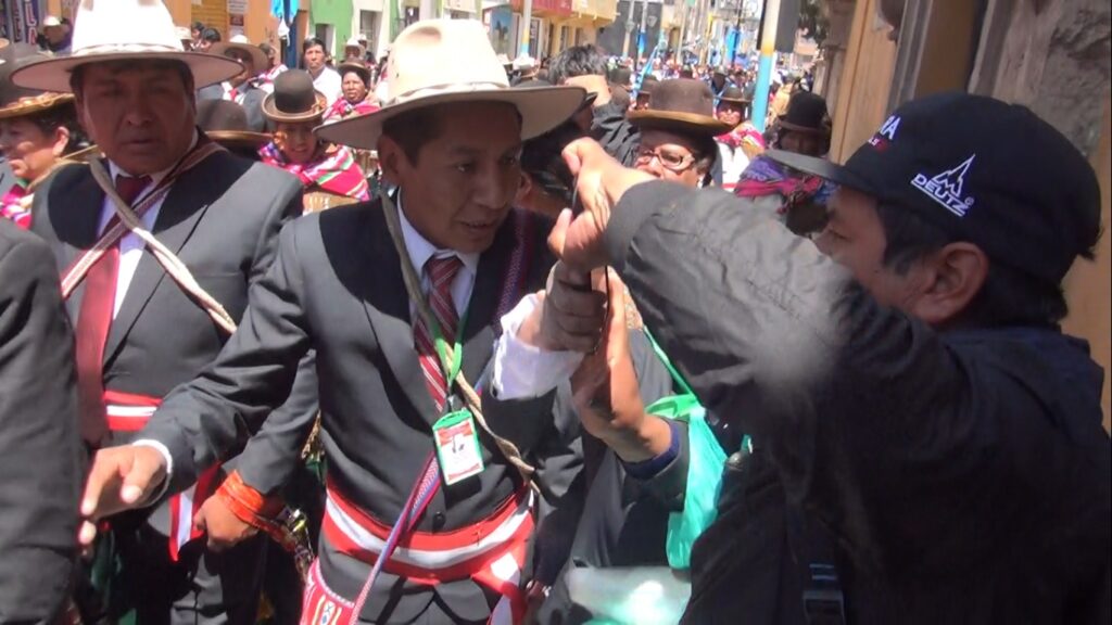 Allegados del alcalde de Caracoto agreden a periodistas para evitar declaraciones sobre conflicto de terrenos