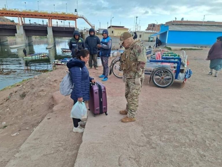 Bolivia refuerza control militar en Desaguadero para combatir el contrabando de alimentos