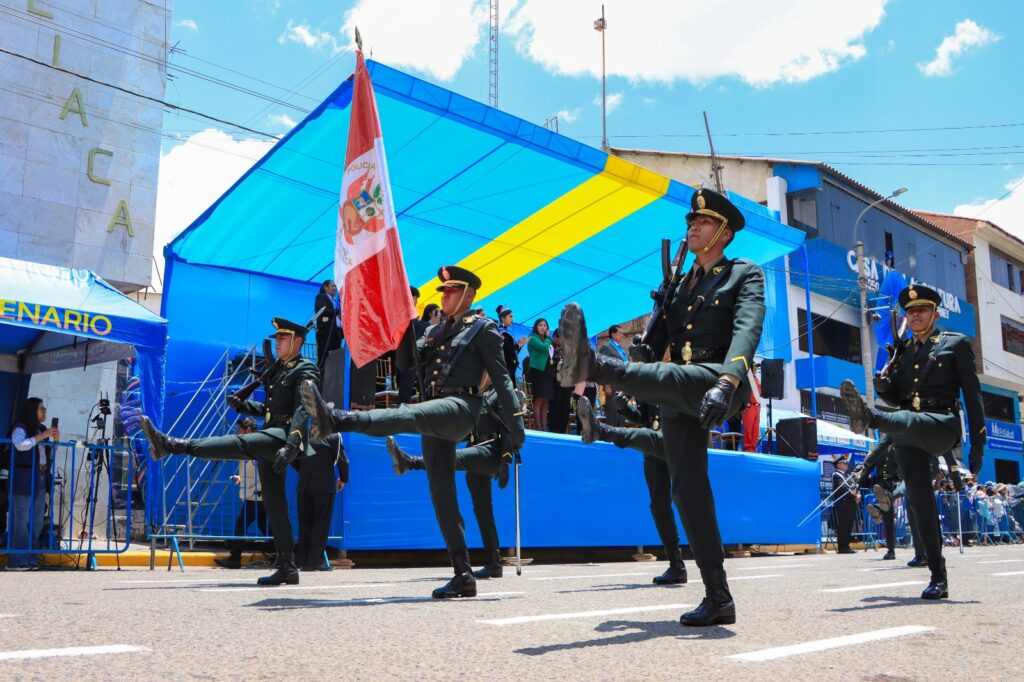 Desfile Cívico Militar por el 98º Aniversario de la Provincia de San Román en Juliaca
